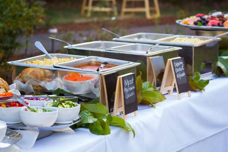 অতিথিদের কাছে খাবারের টাকা চেয়ে ‘হাত পাতলেন’ এক কোটিপতি! 4