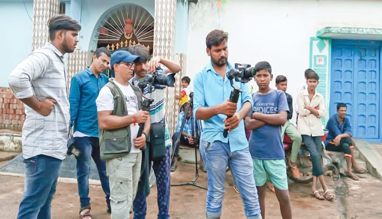 যে গ্রামের প্রায় সকলেই ইউটিউবার 1 যে গ্রামের প্রায় সকলেই ইউটিউবার 1