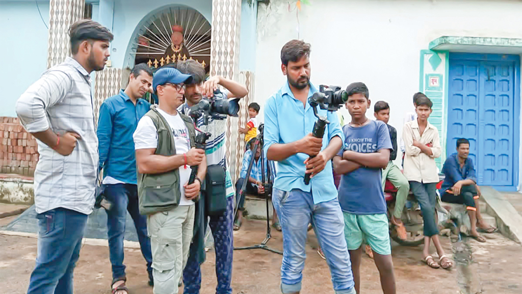 যে গ্রামের প্রায় সকলেই ইউটিউবার 13