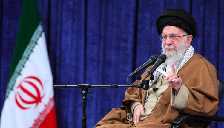 ইরানকে হুমকির মুখে আলোচনার টেবিলে আনা যাবে না: খামেনি 1 ইরানকে হুমকির মুখে আলোচনার টেবিলে আনা যাবে না: খামেনি 1