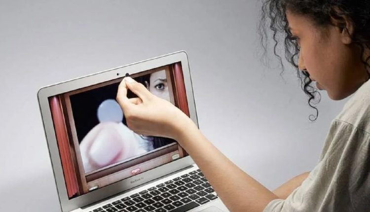 ল্যাপটপের ক্যামেরা হ্যাক হয়েছে কি-না কীভাবে বুঝবেন? 1 ল্যাপটপের ক্যামেরা হ্যাক হয়েছে কি-না কীভাবে বুঝবেন? 1