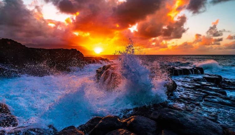 সাগরের ঢেউ পাহাড় তৎসংলগ্ন পাথরে বাড়ি খাচ্ছে 1 সাগরের ঢেউ পাহাড় তৎসংলগ্ন পাথরে বাড়ি খাচ্ছে 1