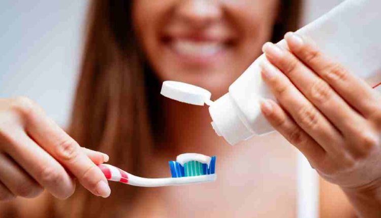 পেটের গোলমালই সারছে না? সর্দিজ্বরও লেগেই আছে: কারণটা কী তাহলে দাঁত মাজার ব্রাশ নয় তো? 1 পেটের গোলমালই সারছে না? সর্দিজ্বরও লেগেই আছে: কারণটা কী তাহলে দাঁত মাজার ব্রাশ নয় তো? 1