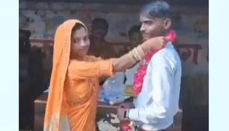 বয়সে ছোট এক তরুণের সঙ্গে প্রেম করে ঘর ছাড়লেন স্ত্রী: দাঁড়িয়ে তাদের বিয়ে দিলেন যুবক! 1