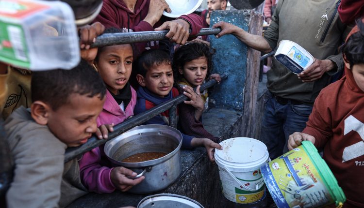 এক মানবেতর জীবন: গাজায় শিশুদের একবেলা খাবারও জুটছে না 1 এক মানবেতর জীবন: গাজায় শিশুদের একবেলা খাবারও জুটছে না 1
