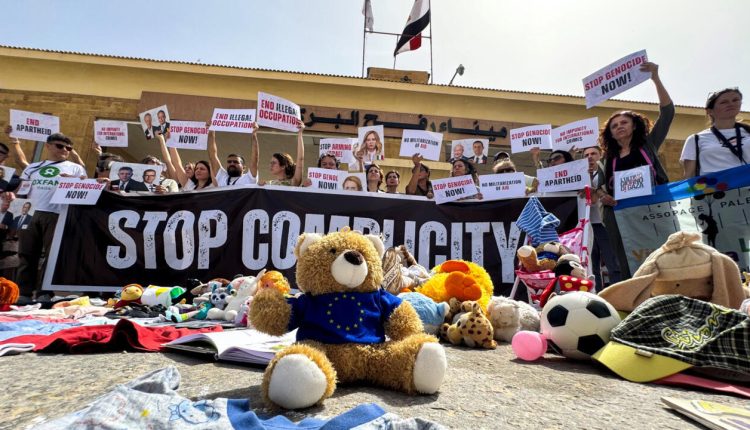 রাফাহ সীমান্তে ইতালীয় এমপিদের প্রতিবাদ: ‘ইউরোপ গণহত্যা বন্ধে কিছুই করছে না’ 1 রাফাহ সীমান্তে ইতালীয় এমপিদের প্রতিবাদ: ‘ইউরোপ গণহত্যা বন্ধে কিছুই করছে না’ 1