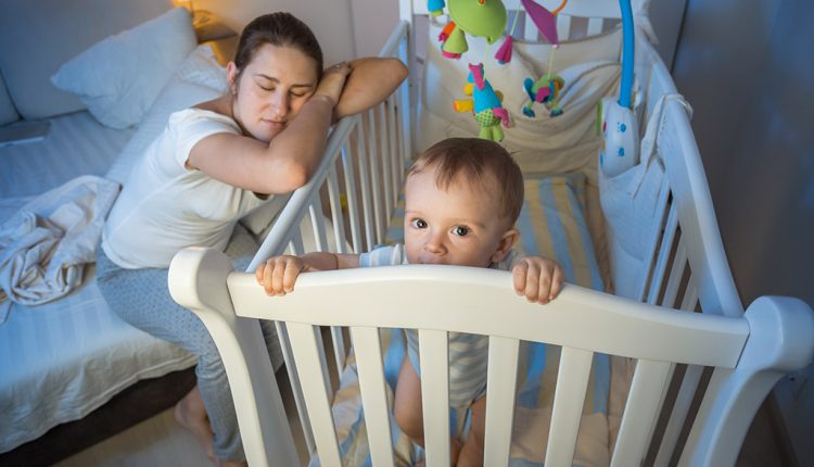 সন্তান রাতে না ঘুমালে শিশুকে সামলে নতুন মায়েরা কীভাবে নিজের যত্ন নেবেন? 1 সন্তান রাতে না ঘুমালে শিশুকে সামলে নতুন মায়েরা কীভাবে নিজের যত্ন নেবেন? 1