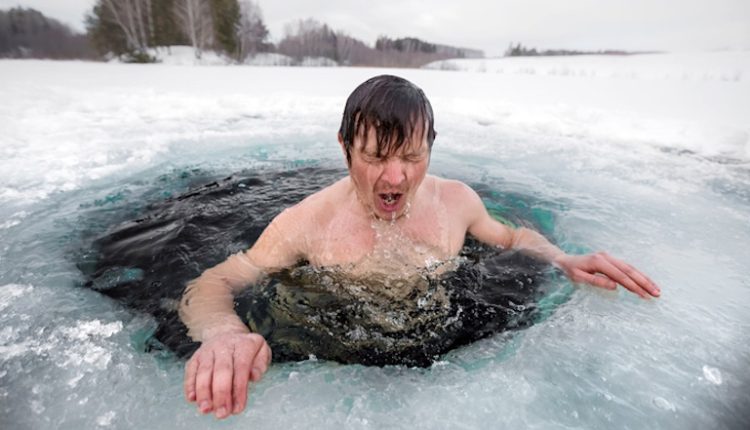 অফিস থেকে বাড়ি ফিরে ঠাণ্ডা পানি গায়ে ঢালা কী ঠিক? 1 অফিস থেকে বাড়ি ফিরে ঠাণ্ডা পানি গায়ে ঢালা কী ঠিক? 1