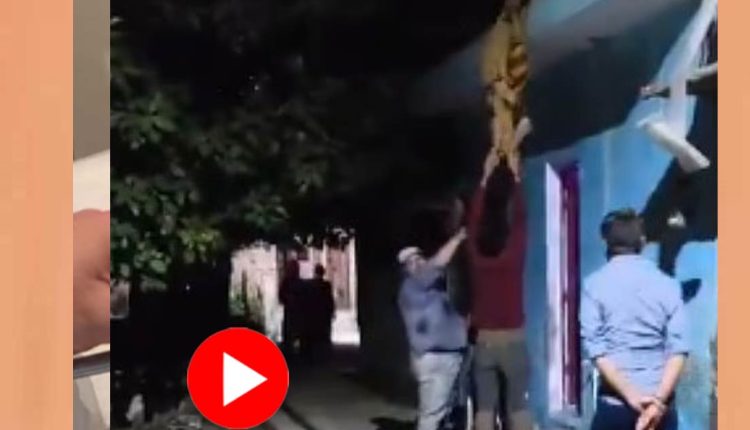 স্ত্রীকে ‘শিক্ষা’ দিতে ছাদ থেকে উল্টো করে ঝুলিয়ে দিলেন এক স্বামী! 2