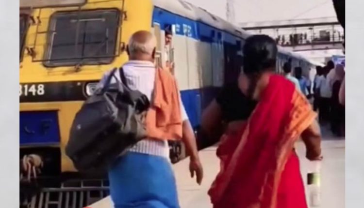 বৃদ্ধ দম্পতিতে ট্রেনে উঠতে অনুরোধ রাখলেন ট্রেনচালক! 1 বৃদ্ধ দম্পতিতে ট্রেনে উঠতে অনুরোধ রাখলেন ট্রেনচালক! 1