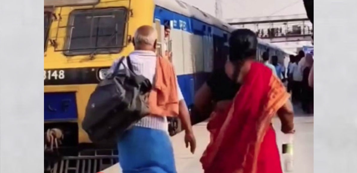 বৃদ্ধ দম্পতিতে ট্রেনে উঠতে অনুরোধ রাখলেন ট্রেনচালক! 1