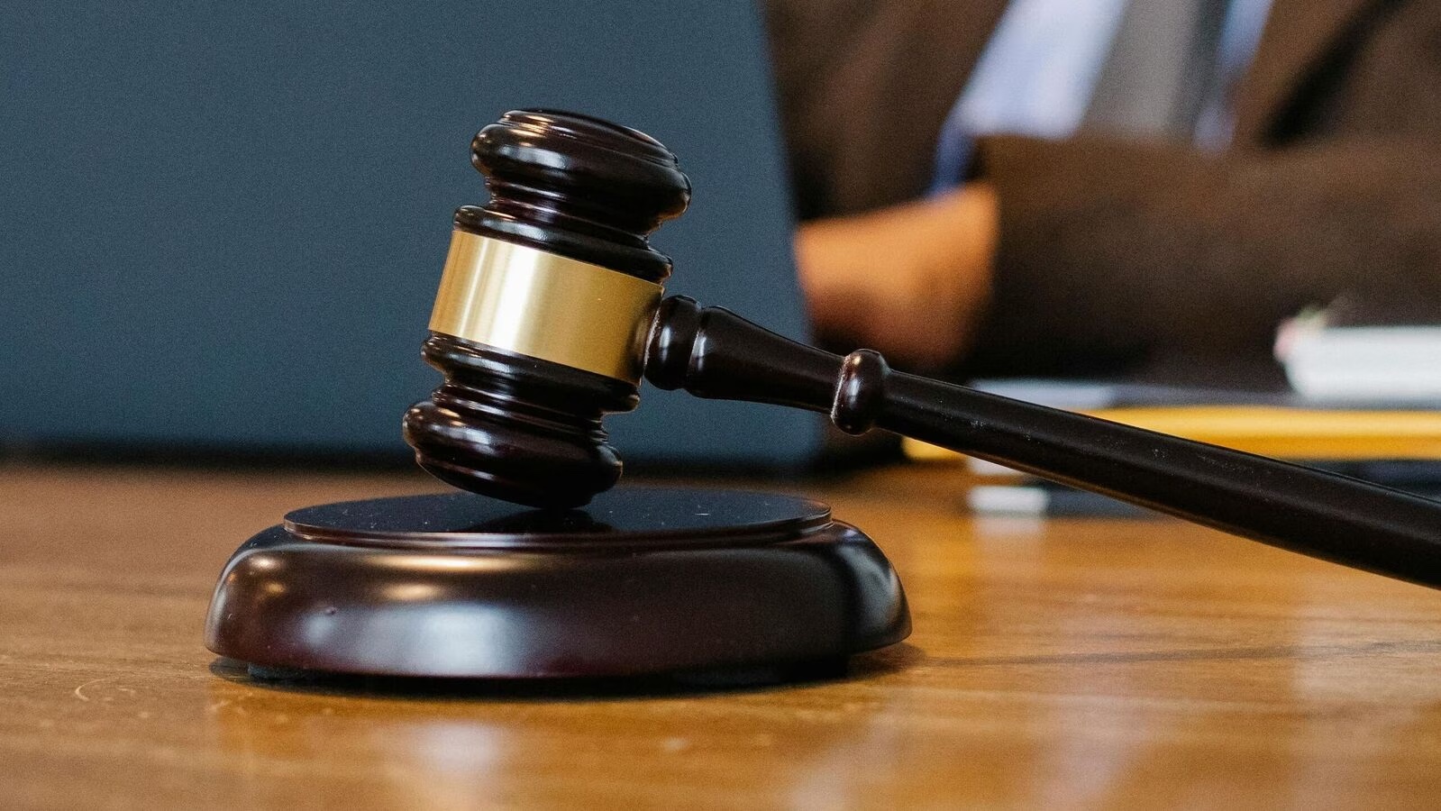 মায়ের মৃত্যু গাড়ি দুর্ঘটনায়: বাবার থেকে ৩২ লক্ষ টাকা ক্ষতিপূরণ পেলো নাবালিকা কন্যা! 4