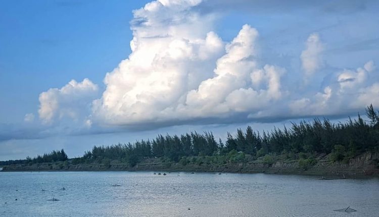 নীলাকাশে মেঘের ঘনঘটা 2