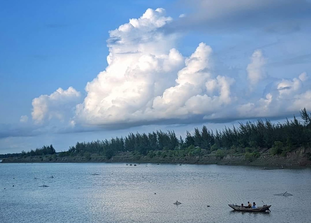 নীলাকাশে মেঘের ঘনঘটা 1