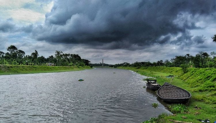 হঠাৎ করে আকাশ যখন কালো মেঘে ছেয়ে যায় 1