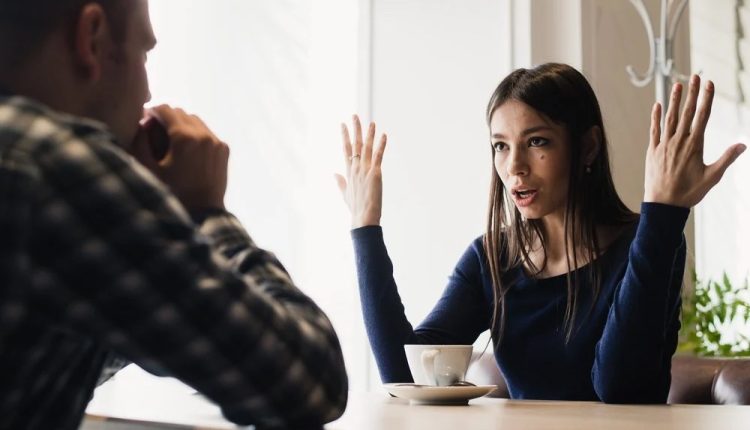 অনলাইনে আলাপ হওয়া প্রেমিকার সঙ্গে দেখা করে নিজের বউকে দেখে ভ্যাবাচাকা খেলেন যুবক! 8