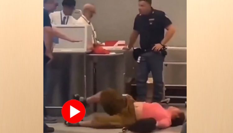 মালপত্রের ওজন বেশি হওয়ায় বিমানে উঠতে বাধা দেওয়ায় মাটিতে শুয়ে হাত-পা ছুড়ে কান্নাকাটি তরুণীর! 1 মালপত্রের ওজন বেশি হওয়ায় বিমানে উঠতে বাধা দেওয়ায় মাটিতে শুয়ে হাত-পা ছুড়ে কান্নাকাটি তরুণীর! 1