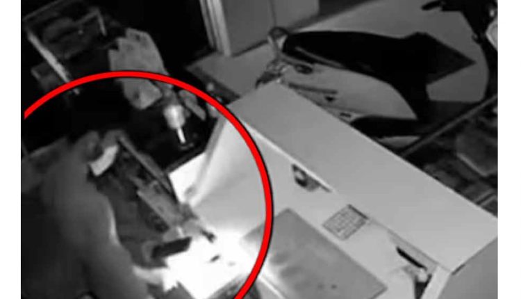 নগ্ন হয়ে ডাকাতি! বান্ধবীকে চমকে দিতে ২৫ লক্ষ টাকার মোবাইল নিয়ে চম্পট! 1 নগ্ন হয়ে ডাকাতি! বান্ধবীকে চমকে দিতে ২৫ লক্ষ টাকার মোবাইল নিয়ে চম্পট! 1