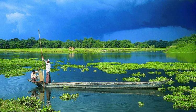 কালো মেঘে ছেয়ে গেছে বর্ষার আকাশ 1