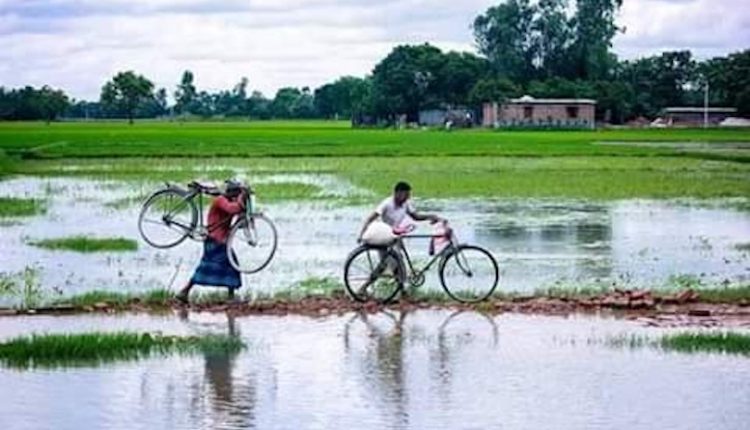 বর্ষা ও গ্রামের মানুষদের চলাচল 1 বর্ষা ও গ্রামের মানুষদের চলাচল 1