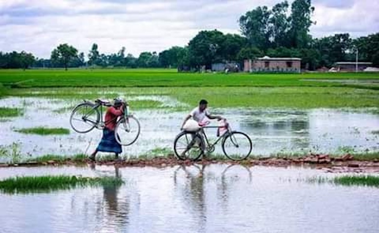 বর্ষা ও গ্রামের মানুষদের চলাচল 1