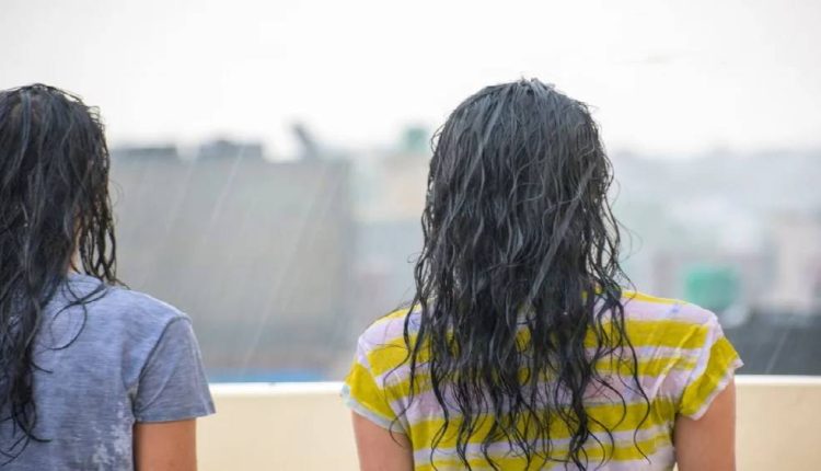 বৃষ্টিতে ভিজে বাড়ি ফিরলে কীভাবে চুলের যত্ন নেবেন? 1 বৃষ্টিতে ভিজে বাড়ি ফিরলে কীভাবে চুলের যত্ন নেবেন? 1