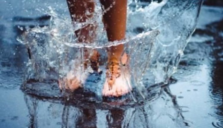 বৃষ্টিতে সারাদিন ভিজে বাড়ি ফিরে পায়ের যত্ন নেবেন যেভাবে? 1 বৃষ্টিতে সারাদিন ভিজে বাড়ি ফিরে পায়ের যত্ন নেবেন যেভাবে? 1