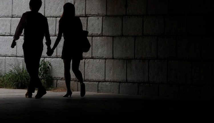 স্বামী ও চার সন্তান ছেড়ে ১৬ বছরের ছোট তরুণকে বিয়ে করলেন! 1 স্বামী ও চার সন্তান ছেড়ে ১৬ বছরের ছোট তরুণকে বিয়ে করলেন! 1