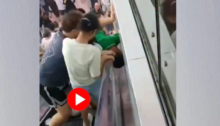 চলন্ত সিঁড়ি ও দেওয়ালের মধ্যে কিশোরের মাথা গেলো আটকে: টেনে বের করলেন স্থানীয়রা! 1 চলন্ত সিঁড়ি ও দেওয়ালের মধ্যে কিশোরের মাথা গেলো আটকে: টেনে বের করলেন স্থানীয়রা! 1