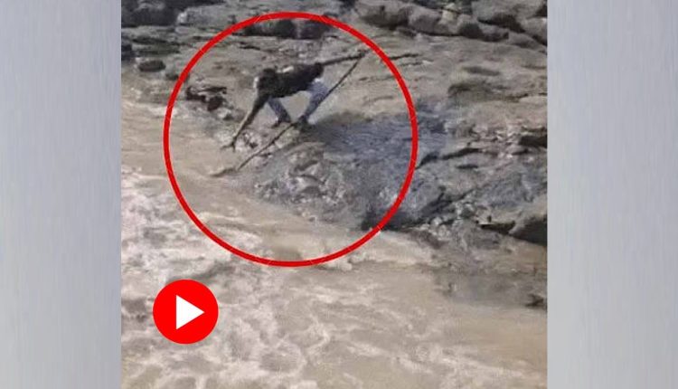 জুতা উদ্ধার করতে গিয়ে পা পিছলে নদীতে পড়ে তরুণের মৃত্যু! [ভিডিও] 1