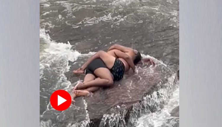 জলপ্রপাতের উপর পাথরে সাপের মতো জড়িয়ে দুই পর্যটক: হাসির রোল নেটপাড়ায় 1