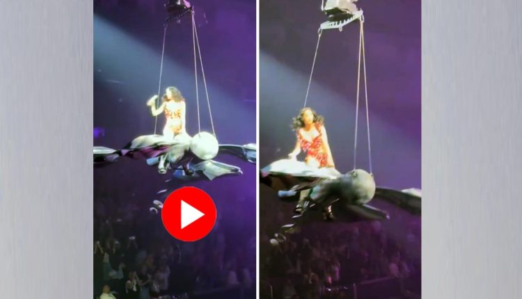 কাজ করলো না কৃত্রিম ‘প্রজাপতি’: কনসার্টে গান গাইতে গাইতে বিপদে খ্যাতনামী গায়িকা! 1 কাজ করলো না কৃত্রিম ‘প্রজাপতি’: কনসার্টে গান গাইতে গাইতে বিপদে খ্যাতনামী গায়িকা! 1