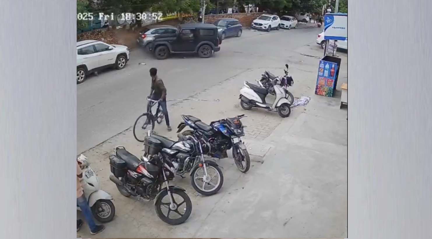 নিয়ন্ত্রণ হারিয়ে গাড়ির ধাক্কা রাস্তার পাঁচিলও গেলো ভেঙে! 1