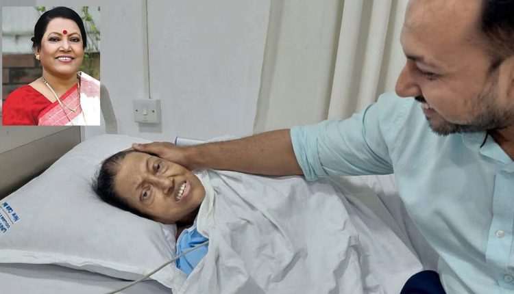 শিল্পী ফরিদা পারভীনের শারীরিক অবস্থার ‘উন্নতি’ হওয়ায় কেবিনে স্থানান্তর 1 শিল্পী ফরিদা পারভীনের শারীরিক অবস্থার ‘উন্নতি’ হওয়ায় কেবিনে স্থানান্তর 1