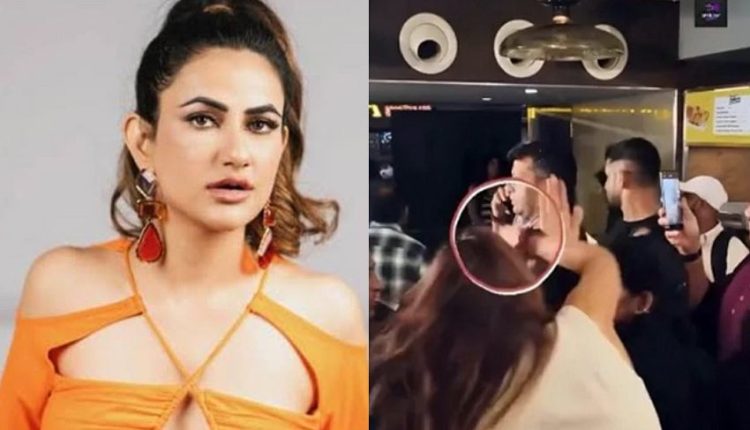 অভিনেতা-প্রযোজককে জুতাপেটা করলেন অভিনেত্রী 1