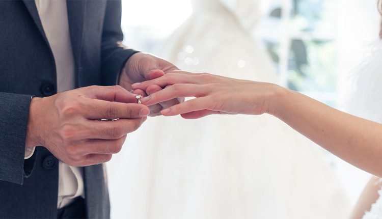 পুত্রের বন্ধুর সঙ্গে প্রেম করে ২০ বছরের ছোট প্রেমিককে বিয়ে! 1 পুত্রের বন্ধুর সঙ্গে প্রেম করে ২০ বছরের ছোট প্রেমিককে বিয়ে! 1