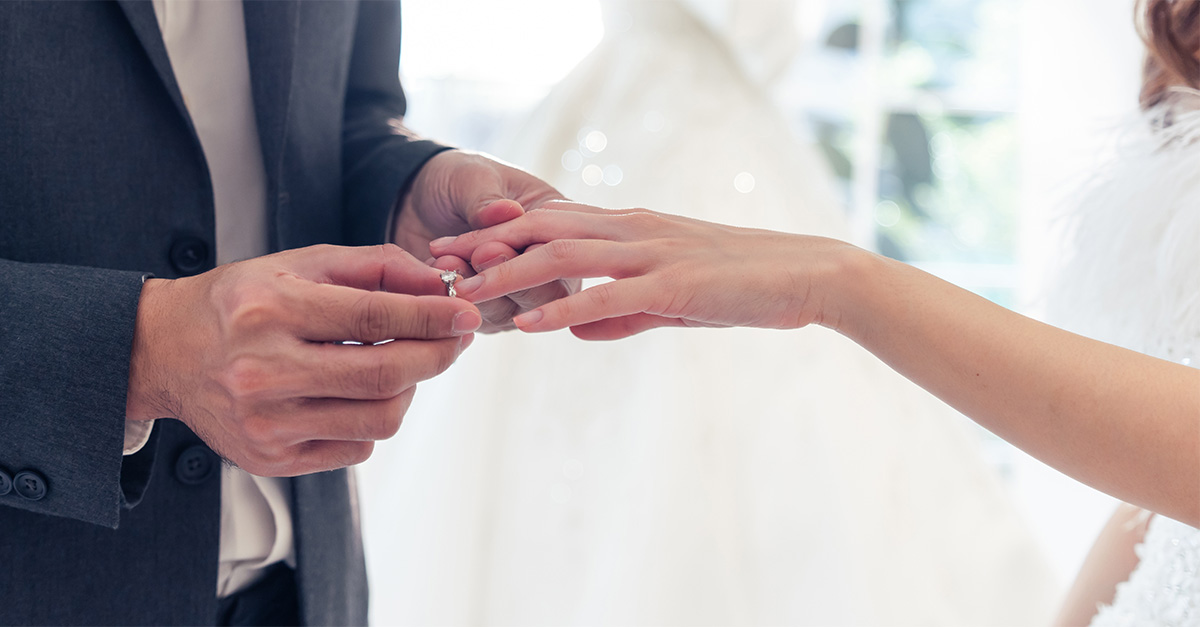 পুত্রের বন্ধুর সঙ্গে প্রেম করে ২০ বছরের ছোট প্রেমিককে বিয়ে! 1