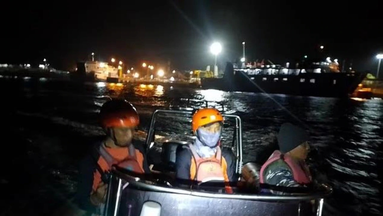 ৪ মরদেহ উদ্ধার: ৬৫ আরোহী নিয়ে ইন্দোনেশিয়ায় ফেরিডুবিতে নিখোঁজ ৪৩ 1