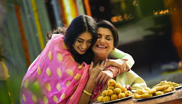 চিরাচরিত সম্পর্কের ঊর্ধ্বে উঠে শাশুড়ি-বৌমা বন্ধু হওয়ার ছবক 1 চিরাচরিত সম্পর্কের ঊর্ধ্বে উঠে শাশুড়ি-বৌমা বন্ধু হওয়ার ছবক 1