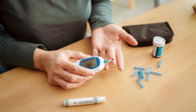 চেনা খাবারেই বাড়তে পারে সুগার: ডায়াবেটিসে খাওয়া চলবে না যেসব খাবার 1 চেনা খাবারেই বাড়তে পারে সুগার: ডায়াবেটিসে খাওয়া চলবে না যেসব খাবার 1