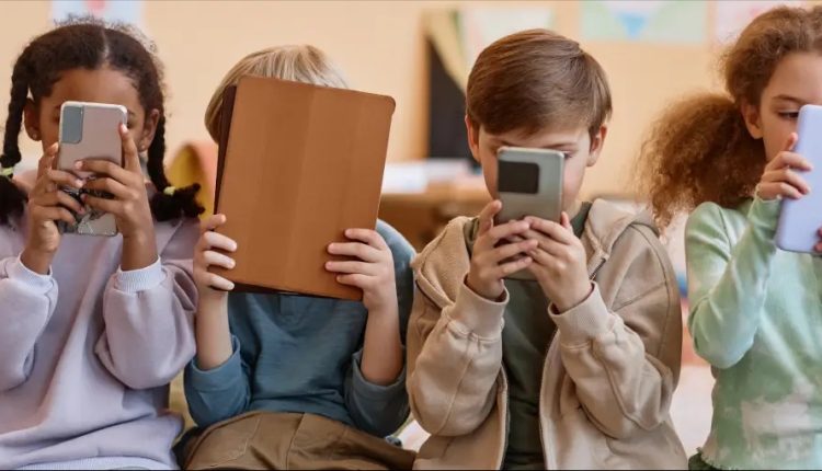 শিশু-কিশোররা স্মার্টফোন এবং সোশ্যাল মিডিয়া থেকে সরে আসছে: সমীক্ষা 1 শিশু-কিশোররা স্মার্টফোন এবং সোশ্যাল মিডিয়া থেকে সরে আসছে: সমীক্ষা 1