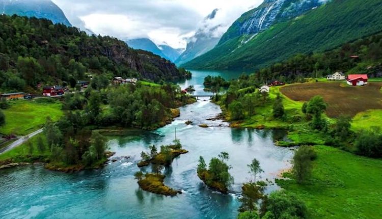 পাহাড় থেকে নেমে আসছে অবিরাম পানির স্রোতধারা 1