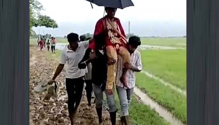 গ্রামবাসীদের কাঁধে বর: সদ্য বিয়ের পর কাদার ‘সমুদ্র’ পেরিয়ে শ্বশুরবাড়ি পৌঁছোলেন নবদম্পতি! 1 গ্রামবাসীদের কাঁধে বর: সদ্য বিয়ের পর কাদার ‘সমুদ্র’ পেরিয়ে শ্বশুরবাড়ি পৌঁছোলেন নবদম্পতি! 1