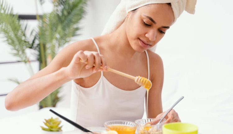 মধুই খেয়াল রাখবে ত্বক: কীভাবে ব্যবহার করবেন? 1 মধুই খেয়াল রাখবে ত্বক: কীভাবে ব্যবহার করবেন? 1