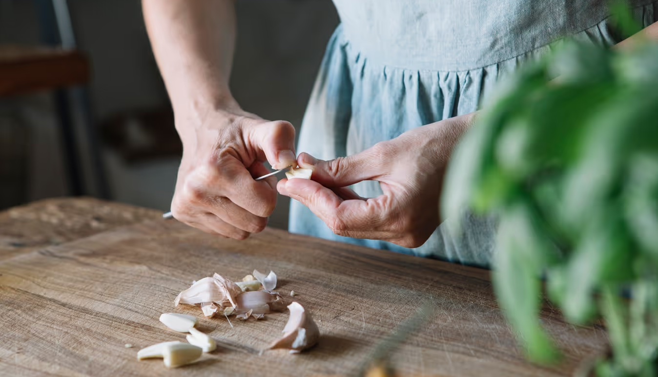 দু’হাতে রসুনের গন্ধ এটি দূর করতে কী করবেন? 7