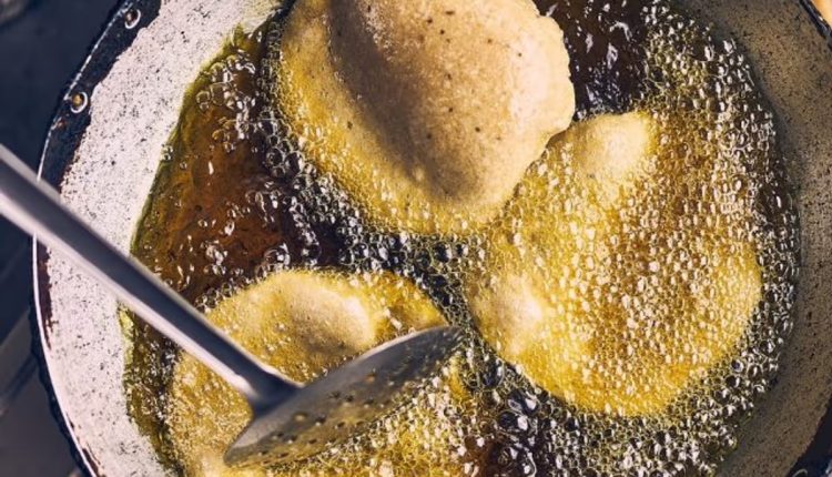 লুচি-পাকোড়া ভাজার পর ওই পোড়া তেল অন্য কোন কাজে লাগানো যাবে 1 লুচি-পাকোড়া ভাজার পর ওই পোড়া তেল অন্য কোন কাজে লাগানো যাবে 1