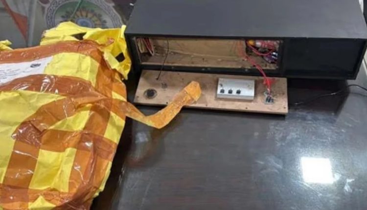 ক্রাশের স্বামীকে হত্যার প্রচেষ্টা: মিউজিক সিস্টেমে বোমা ভরে ডেলিভারির পর যা ঘটলো! 1 ক্রাশের স্বামীকে হত্যার প্রচেষ্টা: মিউজিক সিস্টেমে বোমা ভরে ডেলিভারির পর যা ঘটলো! 1