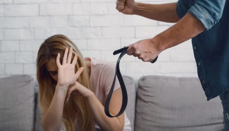 পরকীয়ার অভিযোগ করায়: স্ত্রীর কান ছিঁড়ে নিলেন এক স্বামী! 1 পরকীয়ার অভিযোগ করায়: স্ত্রীর কান ছিঁড়ে নিলেন এক স্বামী! 1