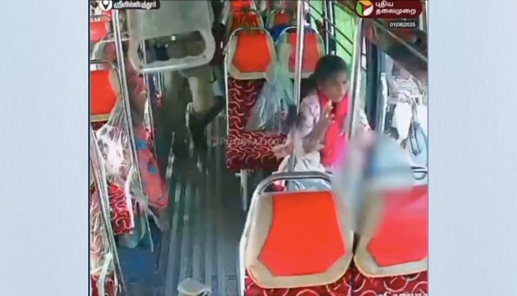 সন্তানকে নিয়ে বসে মা: ব্রেক কষতেই দরজার একেবারে বাইরে গিয়ে পড়লো শিশু! 5