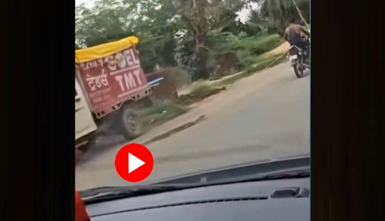 বাইকের সঙ্গে বিশাল অজগর বেঁধে টেনেহিঁচড়ে নিয়ে চলেছেন যুবক! 1 বাইকের সঙ্গে বিশাল অজগর বেঁধে টেনেহিঁচড়ে নিয়ে চলেছেন যুবক! 1